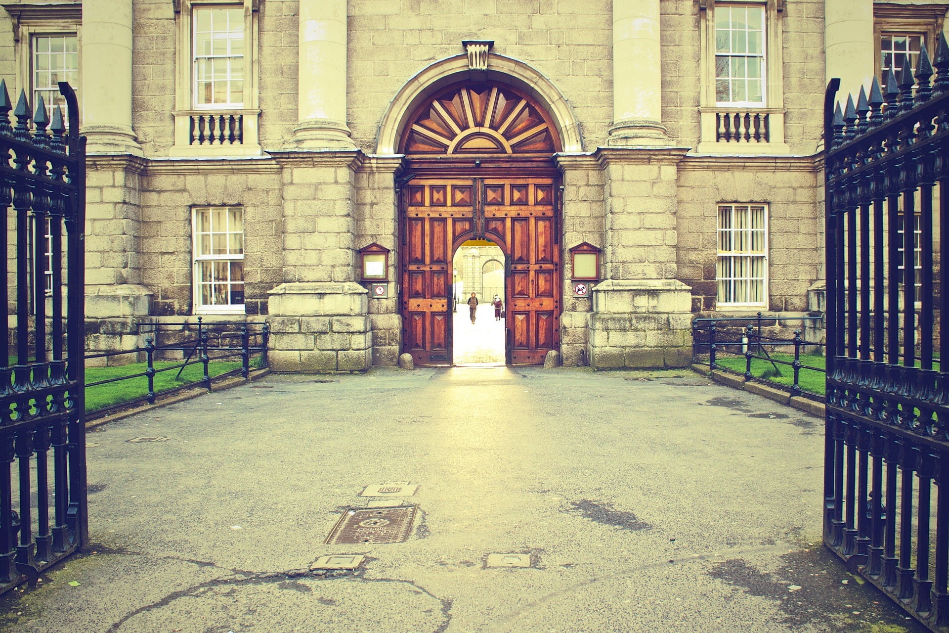 Die Außenfassade des Trinity Colleges in Dublin.