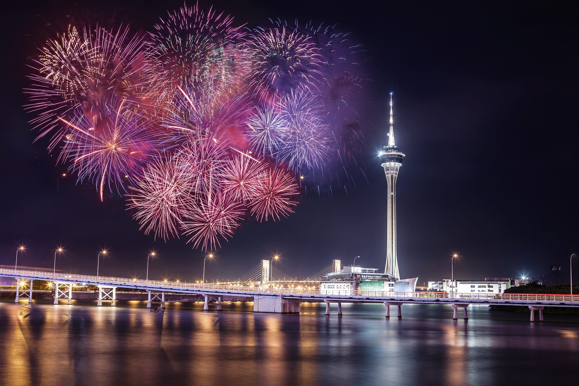 Über Macau findet ein Feuerwerk statt.