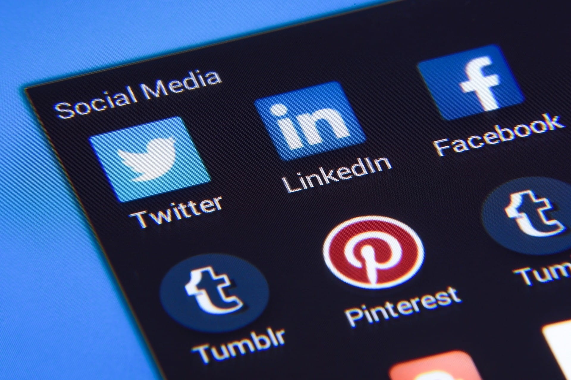Tombol untuk Facebook, Pinterest, Twitter, LinkedIn, dan tumblr dapat dilihat di layar.