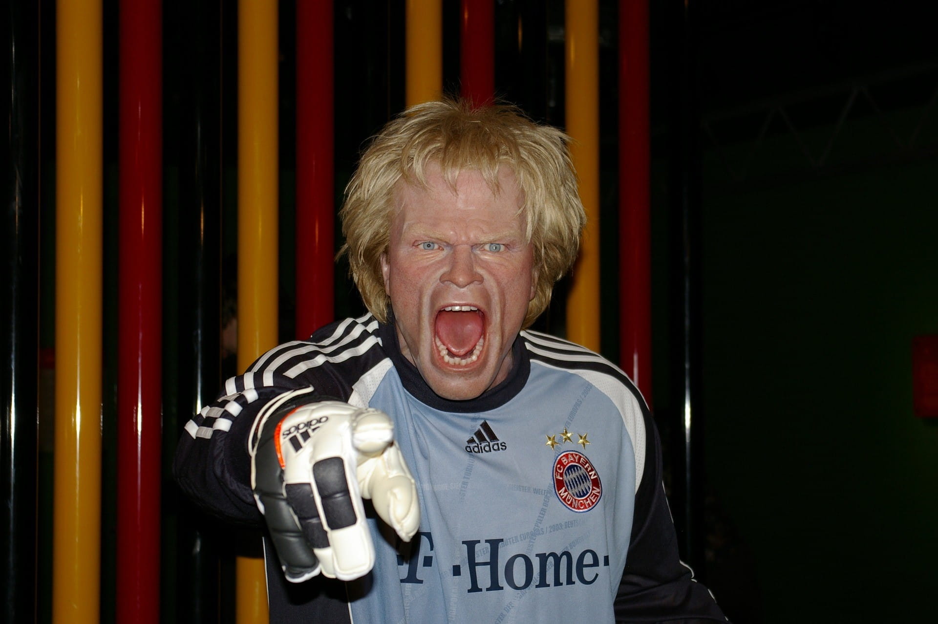 Der bekannte Fußballspieler Oliver Kahn mit einem Trikot mit Werbung.