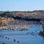 Eine Küstenstadt auf Malta mit einem großen Yachthafen.