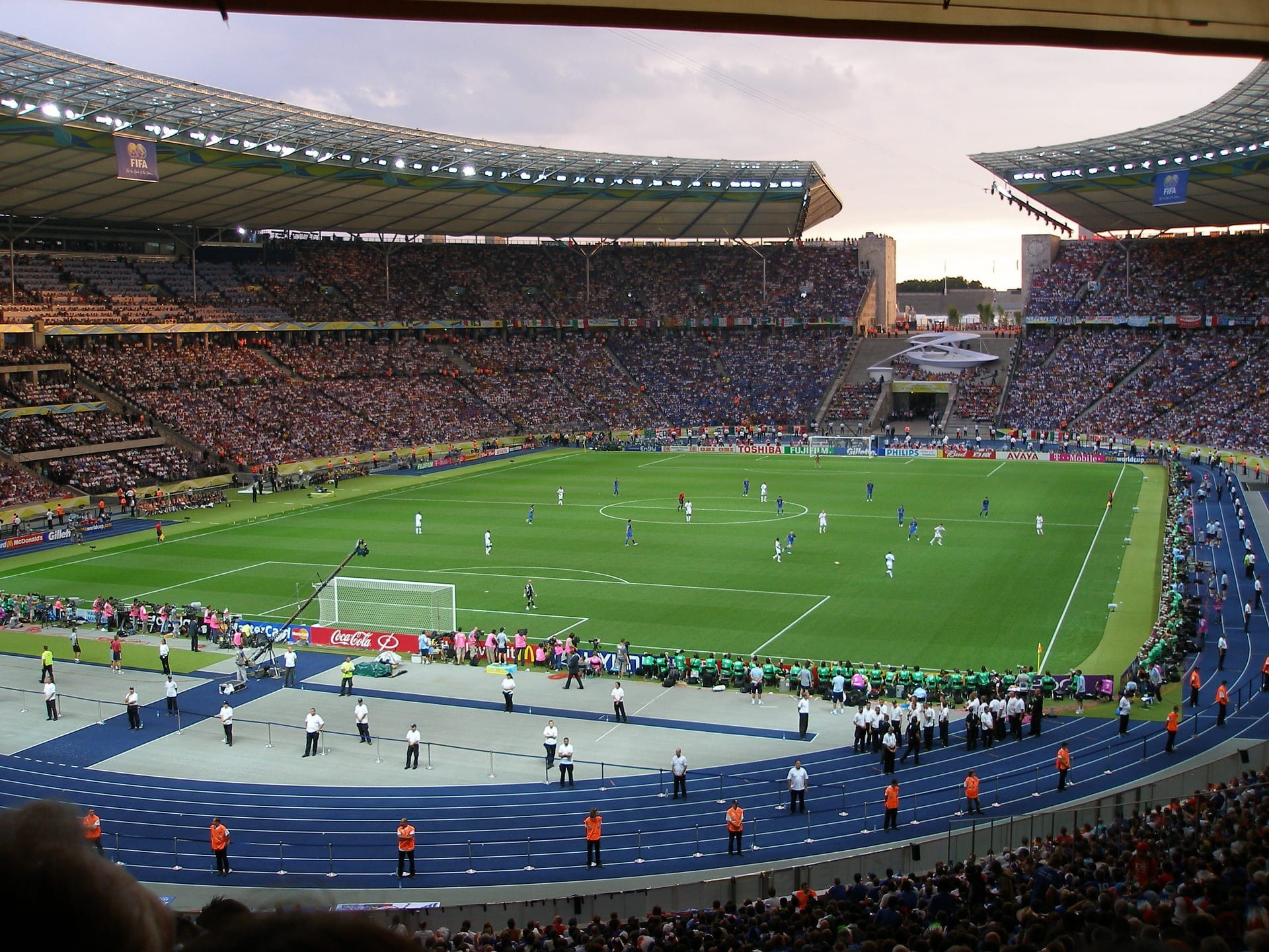 Ein mit Zuschauern volles Fußballstadion.