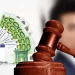 Links neben einem Gerichtshammer hält eine männliche Hand mehrere Einhundert-Euro-Scheine in die Luft.