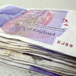 Mehrere Scheine der britischen Währung liegen gestapelt übereinander.