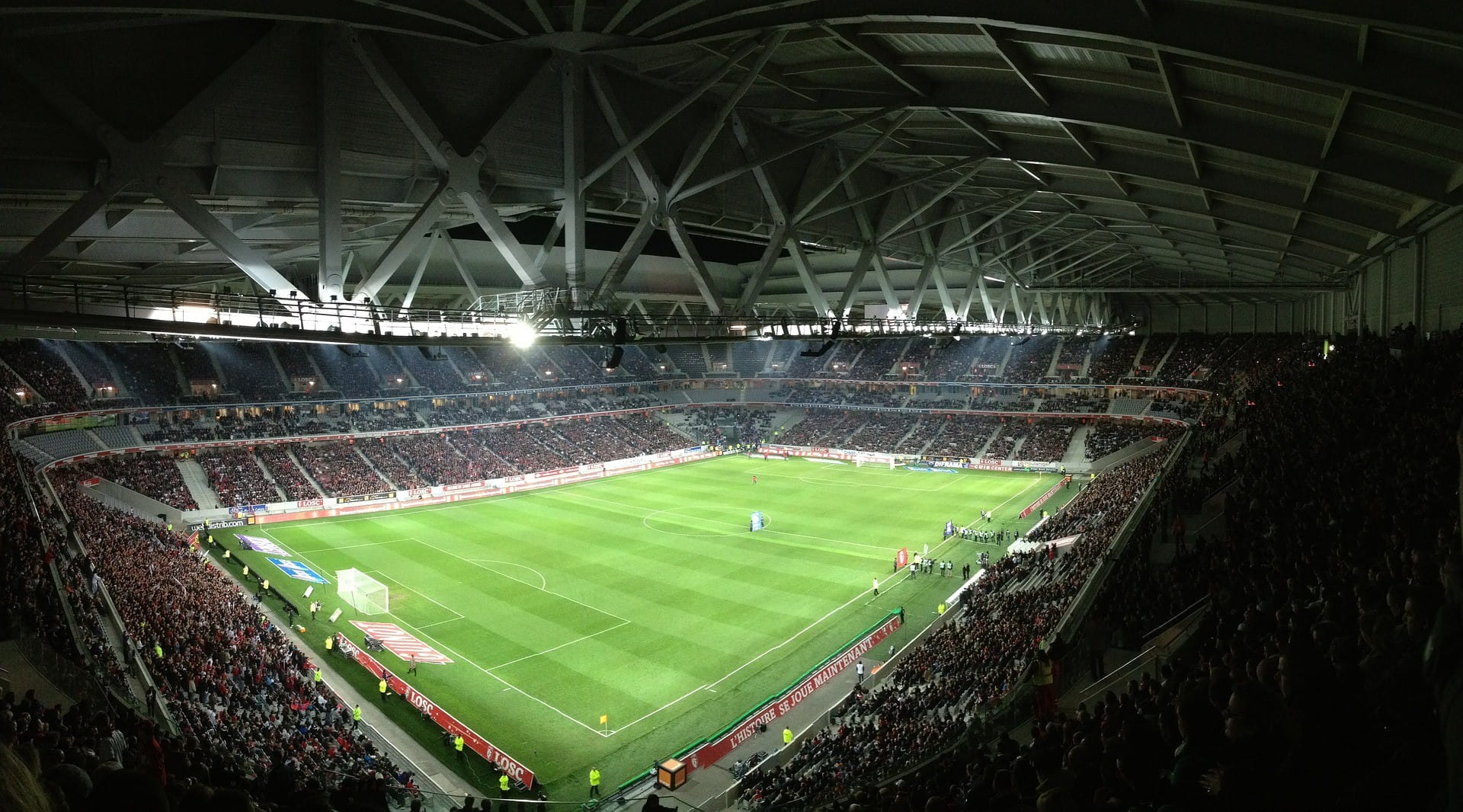 Ein voll besetztes Fußballstadion.