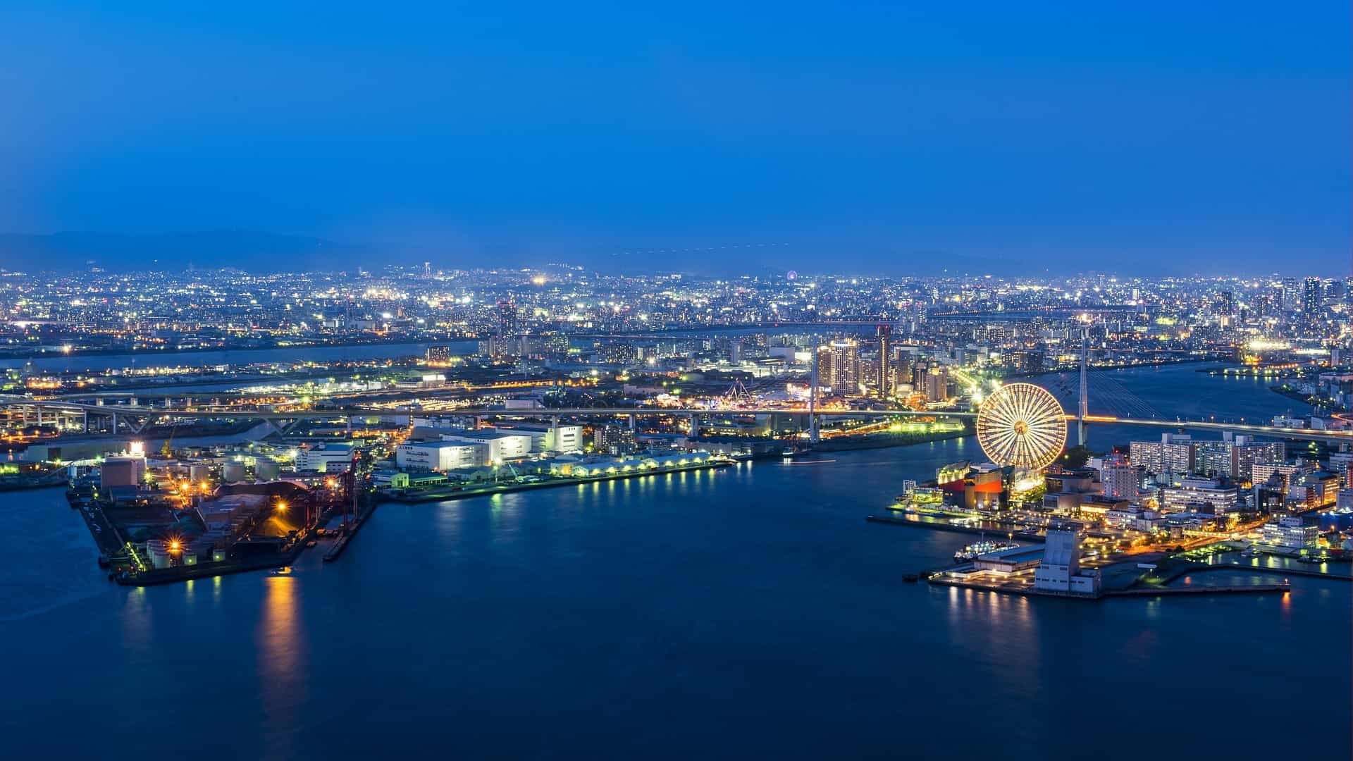 Osaka mit seinem Hafen bei Nacht.