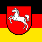 Die niederländische Flagge: Ein weißes steigendes Pferd auf dem Hintergrund der deutschen Farben.
