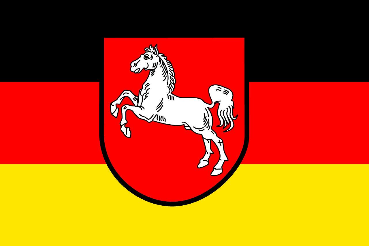 Die niederländische Flagge: Ein weißes steigendes Pferd auf dem Hintergrund der deutschen Farben.