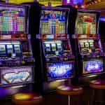 In einem Casino stehen drei Spielautomaten nebeneinander.