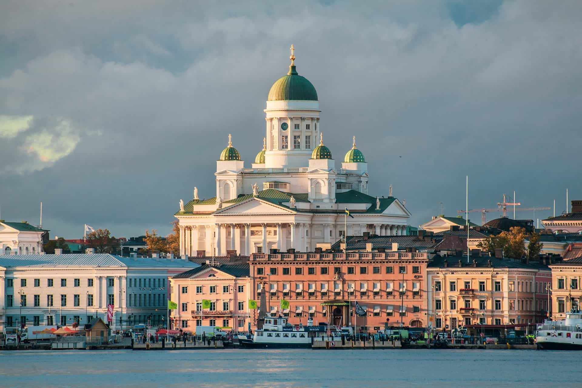 Finnlands Hauptstadt Helsinki mit der berühmten Kathedrale.