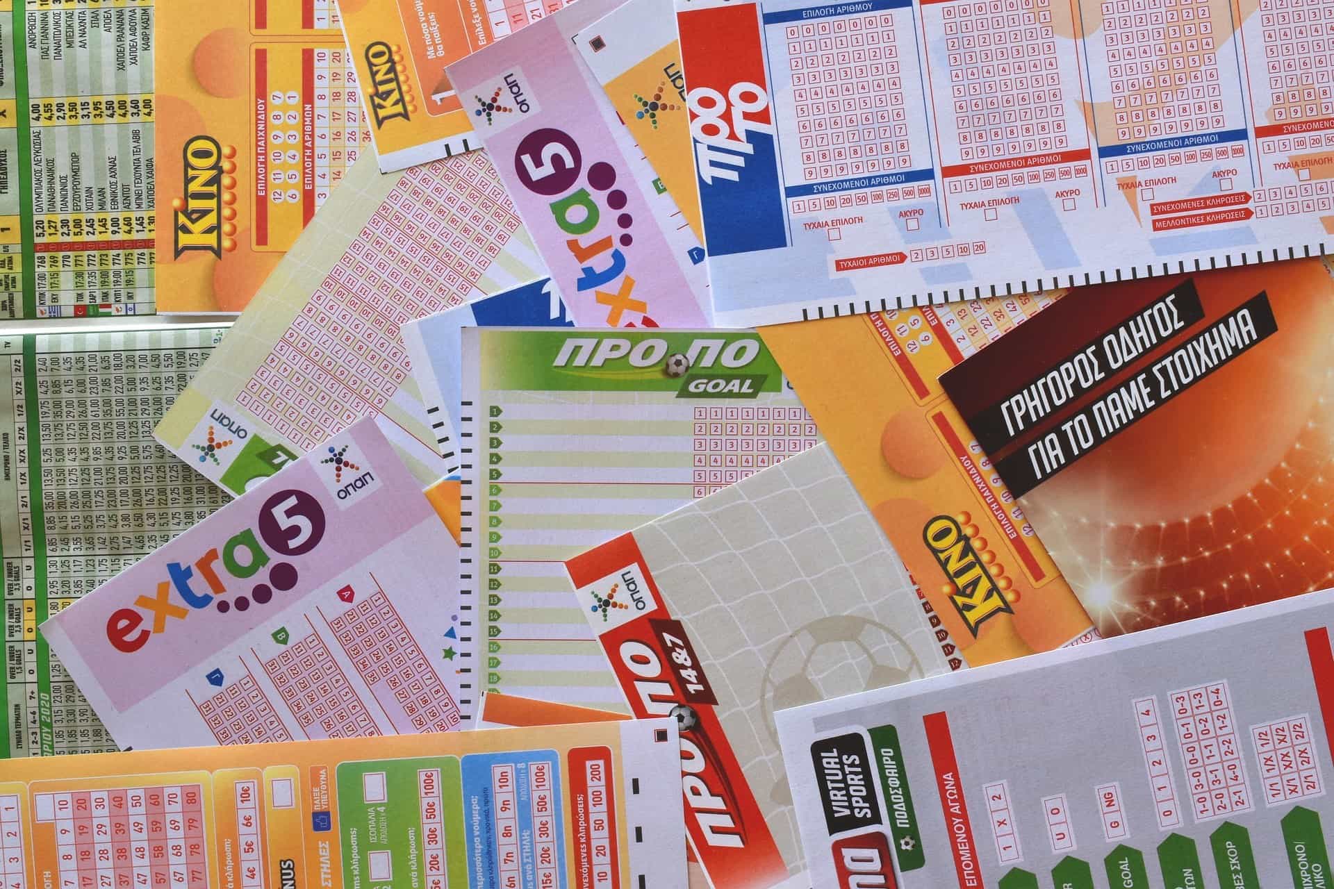 Beberapa tiket lotere yang berbeda terletak saling silang di atas satu sama lain.