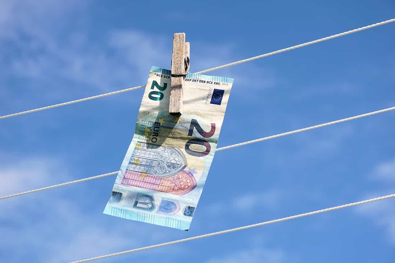 Uang kertas 20 euro digantung di tali jemuran dengan klip kayu.