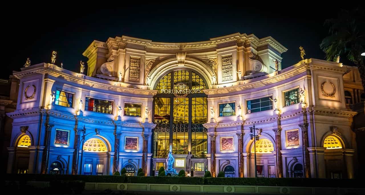 Kasino Caesars di Las Vegas – berkat arsitekturnya, ia juga dikenal sebagai Istana.