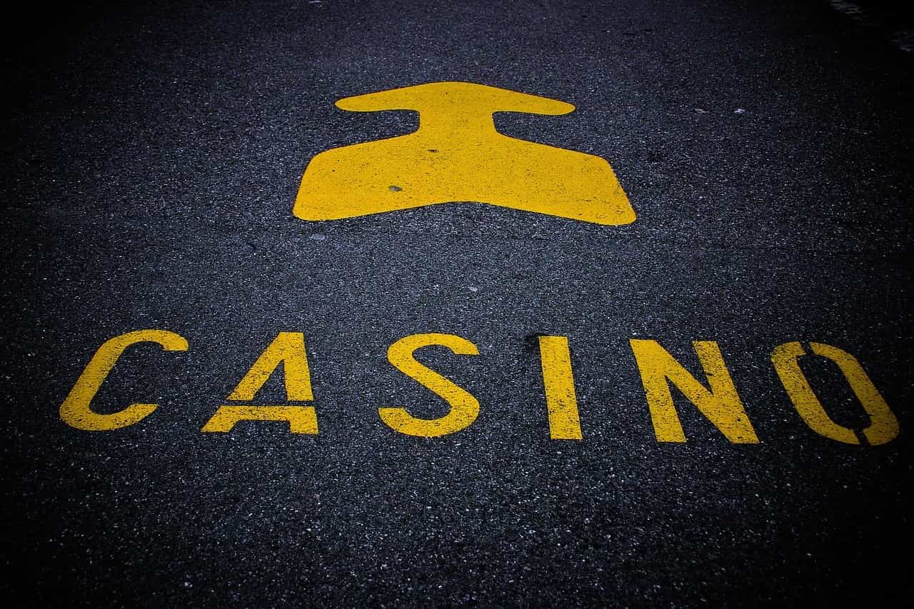 Ein geschwungener Pfeil befindet sich über dem Wort Casino.