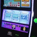 Slotmachine steht in einem Casino.