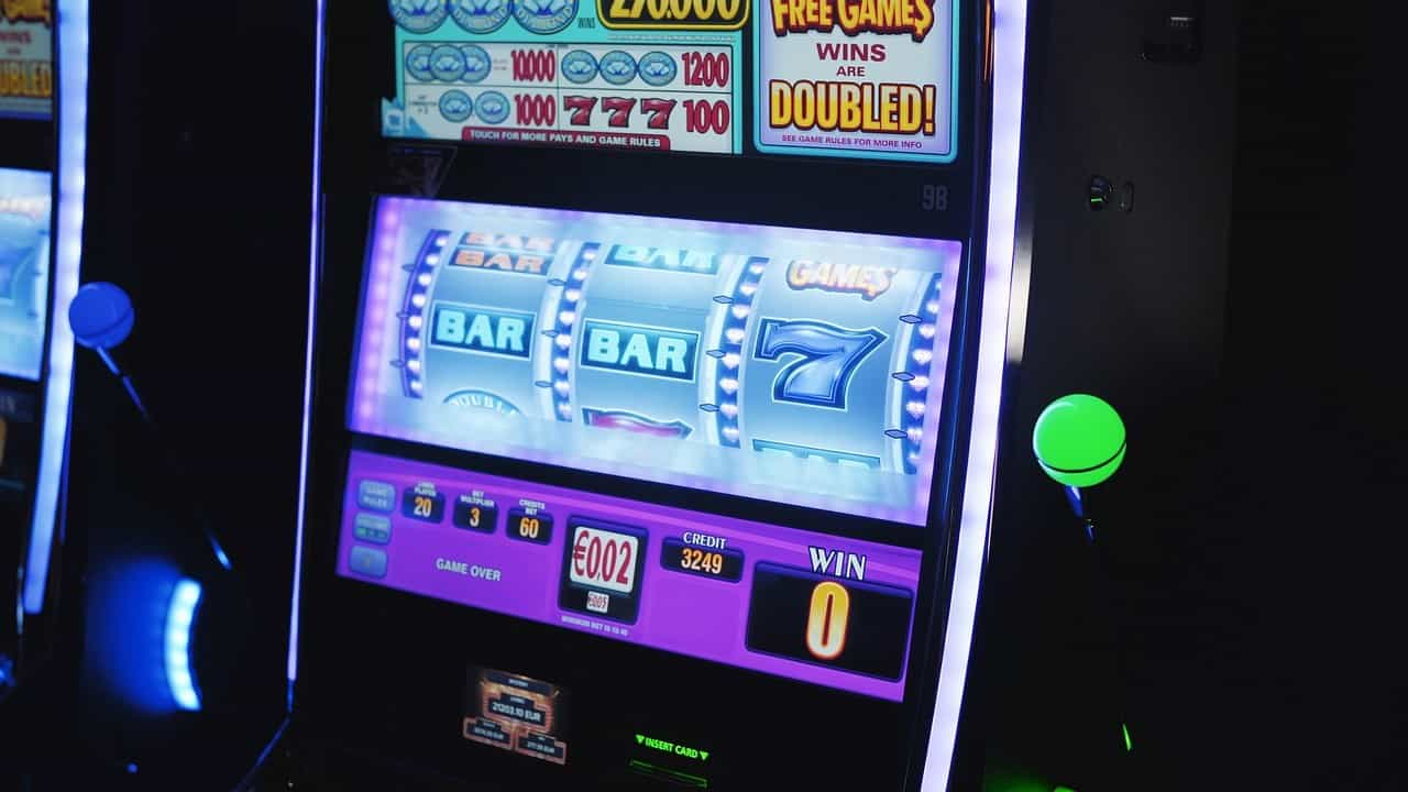 Slotmachine steht in einem Casino.