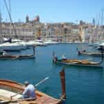 Die Stadt Valetta auf Malta mit ihrem Hafen, in dem Fischerboote und Yachten ankern.