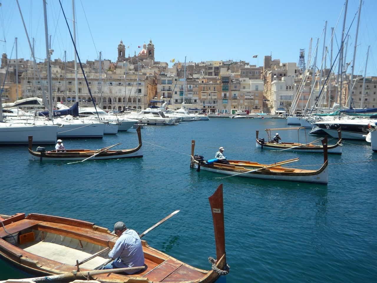 Die Stadt Valetta auf Malta mit ihrem Hafen, in dem Fischerboote und Yachten ankern.