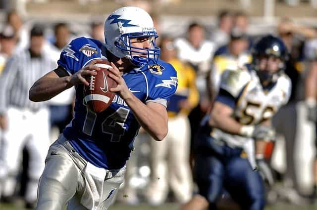 Ein Spieler hält im Rahmen eines American-Football-Spiels den Ball in der Hand.