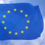 Die Fahne der Europäischen Union weht im Wind.