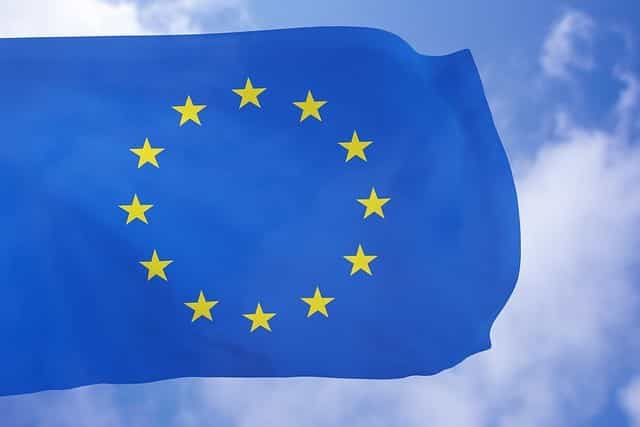 Die Fahne der Europäischen Union weht im Wind.