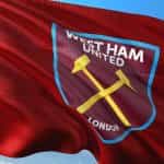 Die Fahne des Fußballvereins West Ham von United weht im Wind.