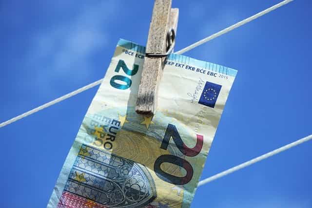 Auf einer Wäscheleine hängt ein 20-Euro-Schein, der mit einer Holzklammer gesichert wurde.