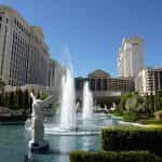 Der bekannte große Springbrunnen vor dem ebenfalls bekannten Gebäude Caesars Palace in Las Vegas.