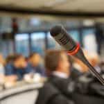 Mikrofon auf einer Konferenz.