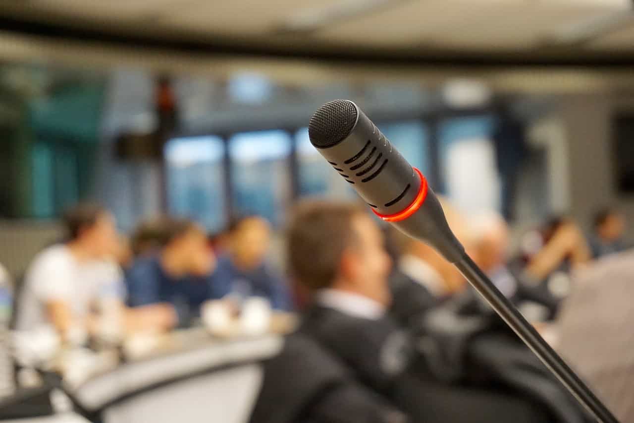 Mikrofon auf einer Konferenz.