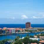 Willemstad – die Hauptstadt Curacaos: Traditionelle kleine Häuser neben Hochhäusern.