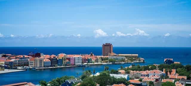 Willemstad – die Hauptstadt Curacaos: Traditionelle kleine Häuser neben Hochhäusern.