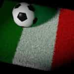 Auf einer italienischen Flagge aus Kunstrasen liegt ein Fußball.