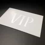 Eine leere Karte, auf der die Bezeichnung VIP steht.