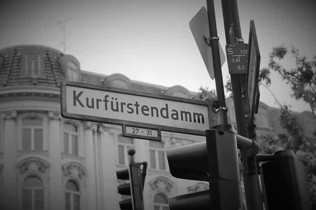 Ein Ausschnitt des Kurfürstendamms in Berlin, inklusive Straßenschild.