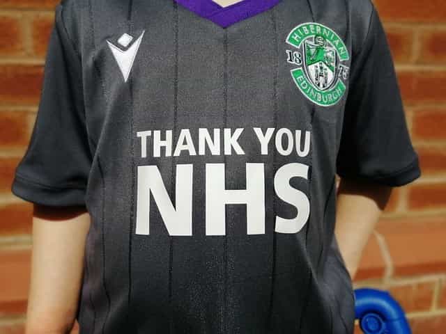 Ein schwarzes T-Shirt wurde mit den Worten „Thank you NHS“ bedruckt.