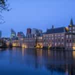 Die niederländische Stadt Den Haag bei Nacht.