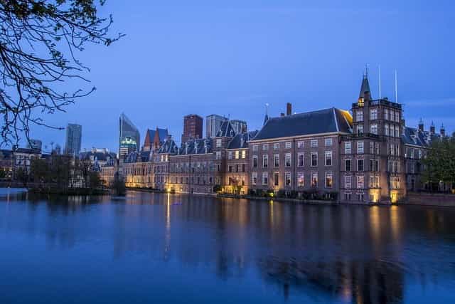 Die niederländische Stadt Den Haag bei Nacht.