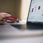 Eine Person möchte per Kreditkarte einen Online-Kauf tätigen.