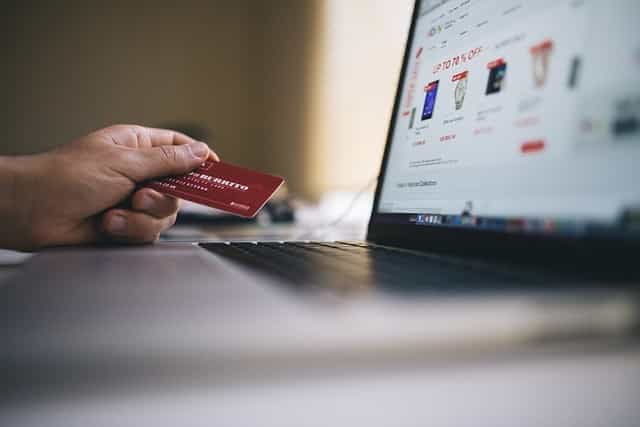 Eine Person möchte per Kreditkarte einen Online-Kauf tätigen.
