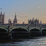 London mit seinem Parlament und dem Glockenturm vom Big Ben.