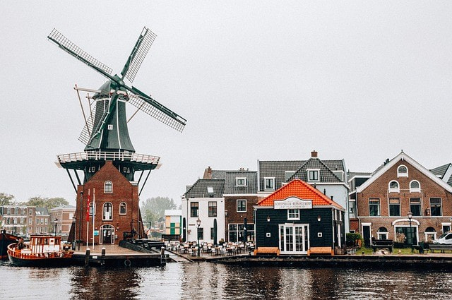 Ein niederländisches Dorf mit einer Windmühle.