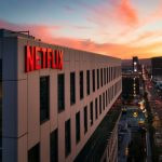 Netflix Gebäude im Halbdunkel