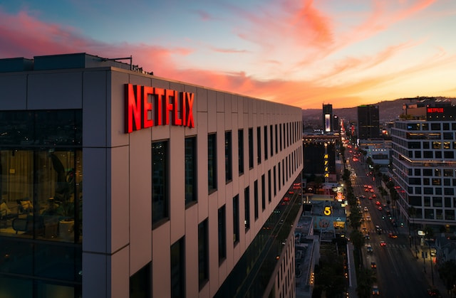 Netflix Gebäude im Halbdunkel