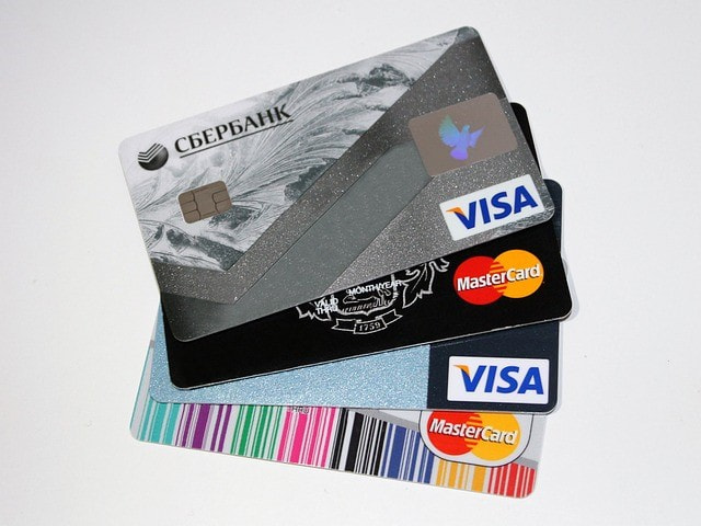 Vier Kreditkarten liegen versetzt übereinander.