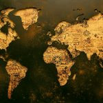 Weltkarte vor einem dunklen Hintergrund.