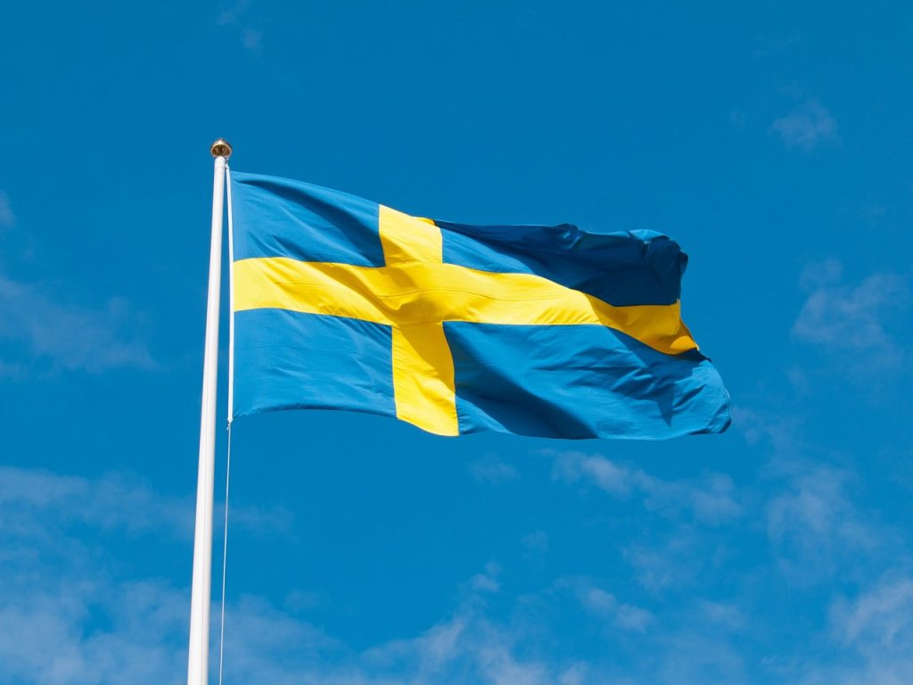 Schwedische Flagge vor dem Hintergrund eines Himmels