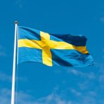 Schwedische Flagge vor dem Hintergrund eines Himmels