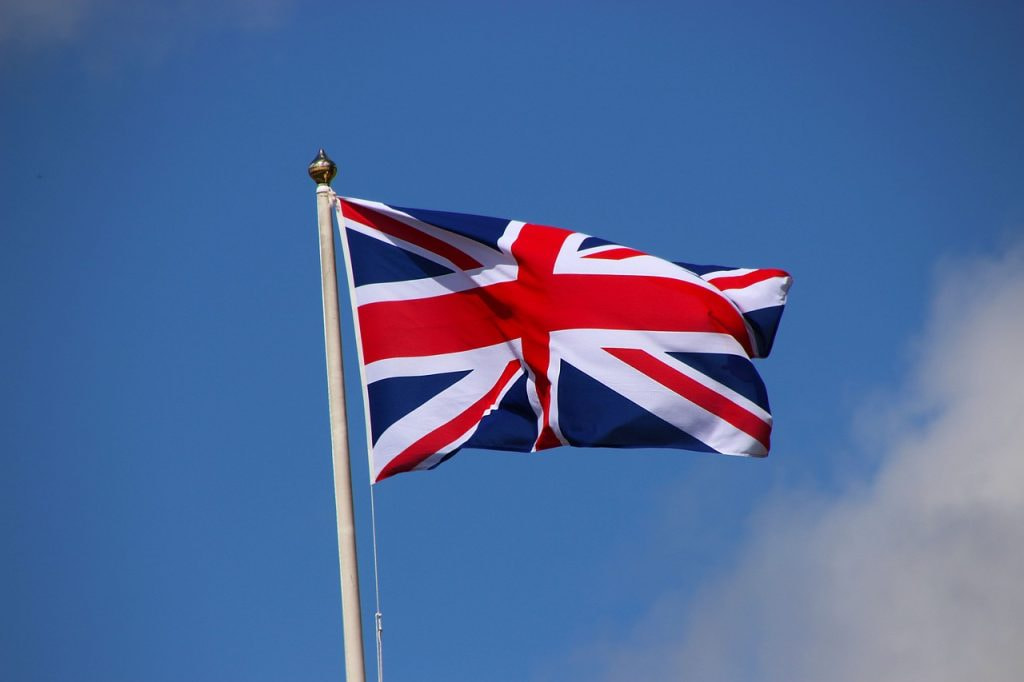 Flagge Großbritanniens vor einem Himmel-Hintergrund.