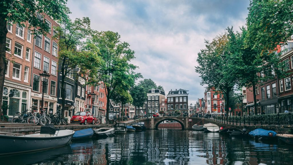 Bild eines Kanals in den Niederlanden.